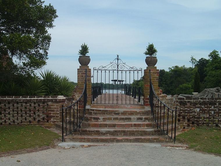The ruins of the plantation house at Middleton Place in Charleston, South Carolina, burned during the Civil War. South Carolina was one of the first states to secede, and the debate over slavery on large plantations like this one was a central cause of the Civil War.